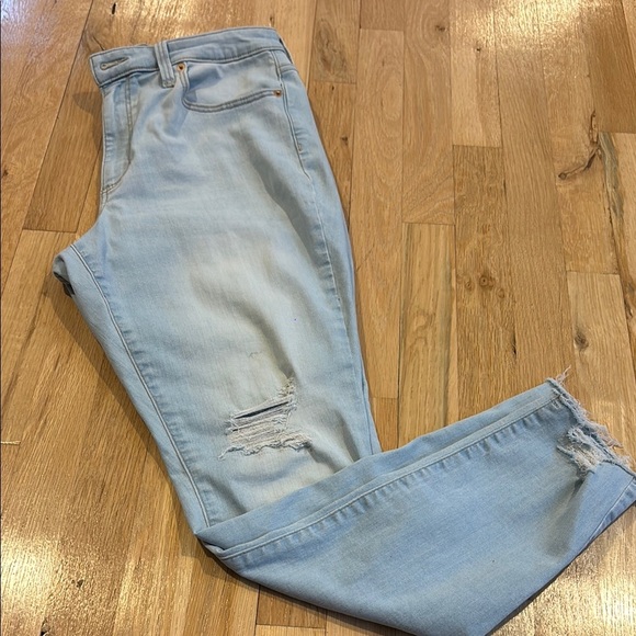 Universal Thread Women's Light Blue Distressed Jeans Size 30 - Picture 1 of 5